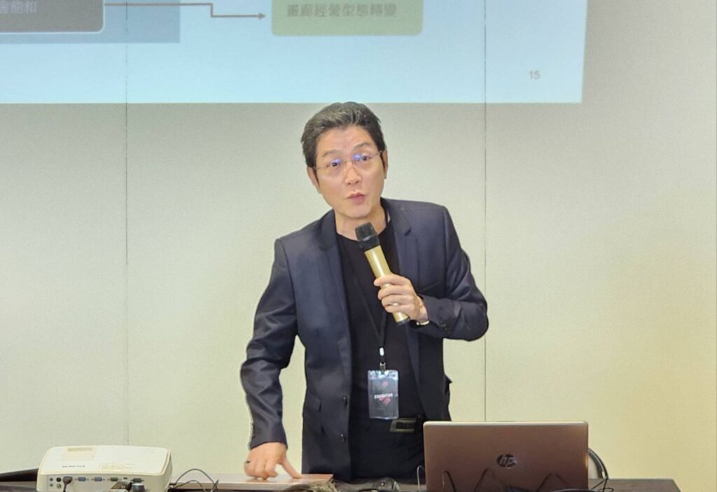 ▲臺灣文創平台發展基金會董事暨澳門城市大學文化產業博士論文指導教授胡懿勳，在講座中說明了後疫情時代華人藝術市場的變遷趨勢，令人有上了寶貴一課的深摯感覺。（記者 辛澎祥/攝）
