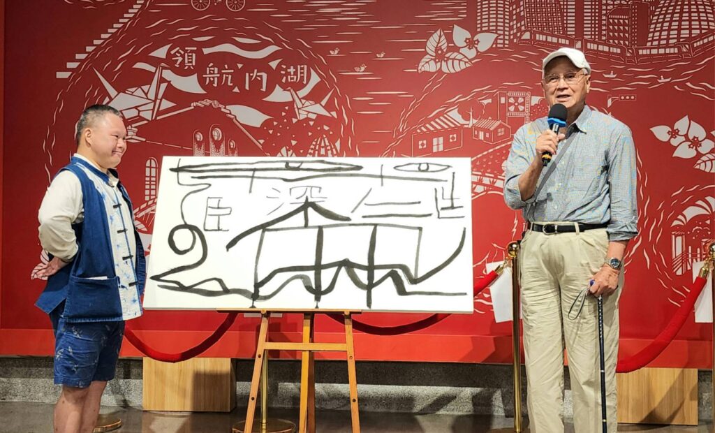 ▲知名版畫家廖修平大師（右）對林冠廷的創作進行講評，在旁的冠廷專注聆聽，互動有趣。（記者 詹佳綺/攝）