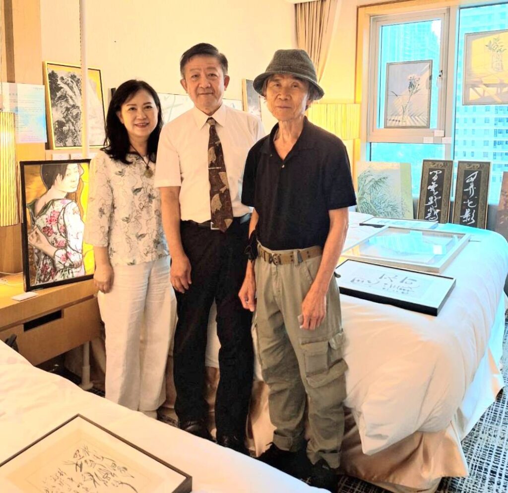 ▲大岡藝術空間所邀請的參展藝術家,在酒店展區提供多元畫作,提昇了觀者身心靈與寬廣視野的知性美感。(記者 詹佳綺/攝)