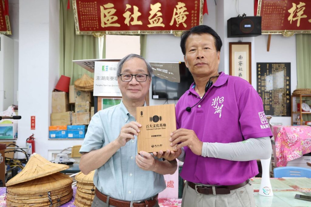 ▲與澎湖地方社區人士互動，李遠（左）在尋訪文資中顯得興致盎然。（圖/文化部 提供）