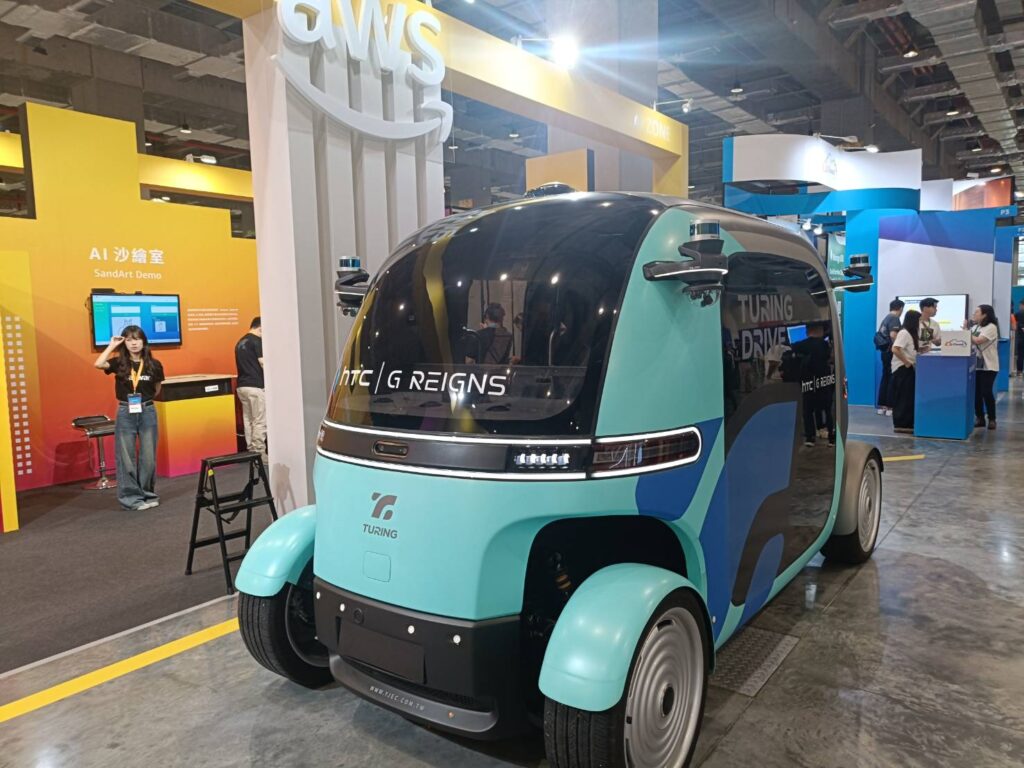 ▲HTC的AI智能汔車，在展場成為焦點。（記者 辛澎祥/攝）