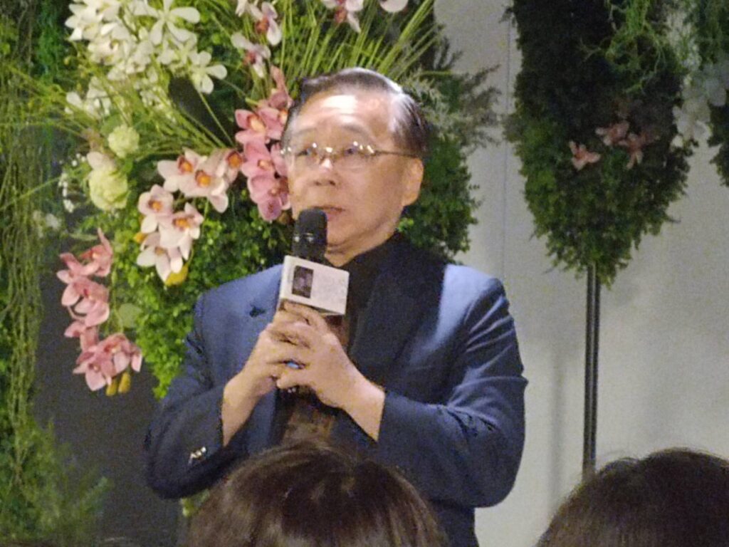 ▲歷史博物館館長洪世佑說明這次臺灣蘭花百姿臺北展的臺日兩地展出的內容。（記者 辛澎祥/攝）