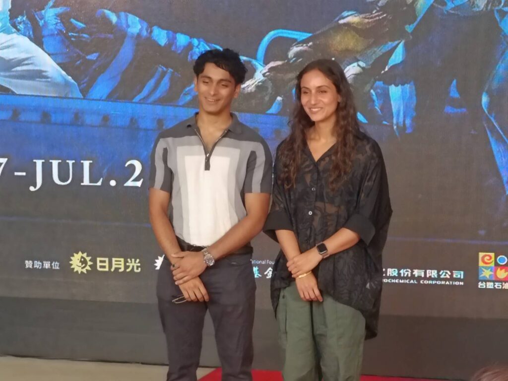 ▲隨團來台的劇中兩位演員，對劇情掌握格外熟稔，對來台登場充滿期待。（記者 辛澎祥/攝）