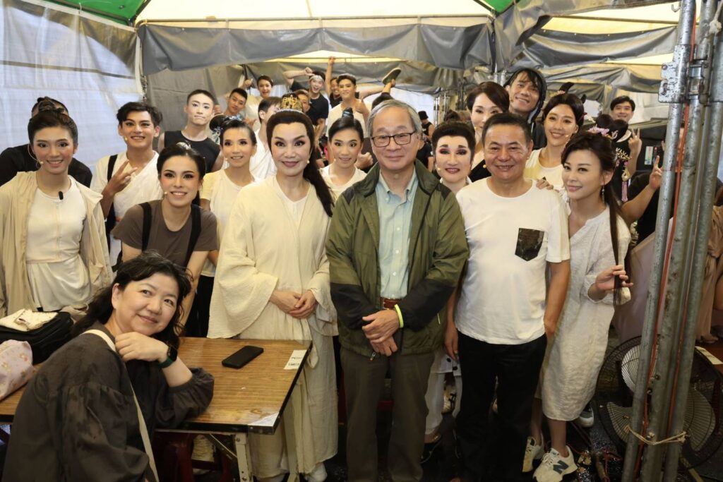 ▲李遠部長（中）在後台與唐美雲歌仔戲團演員開心合影留念。（圖/文化部 提供）