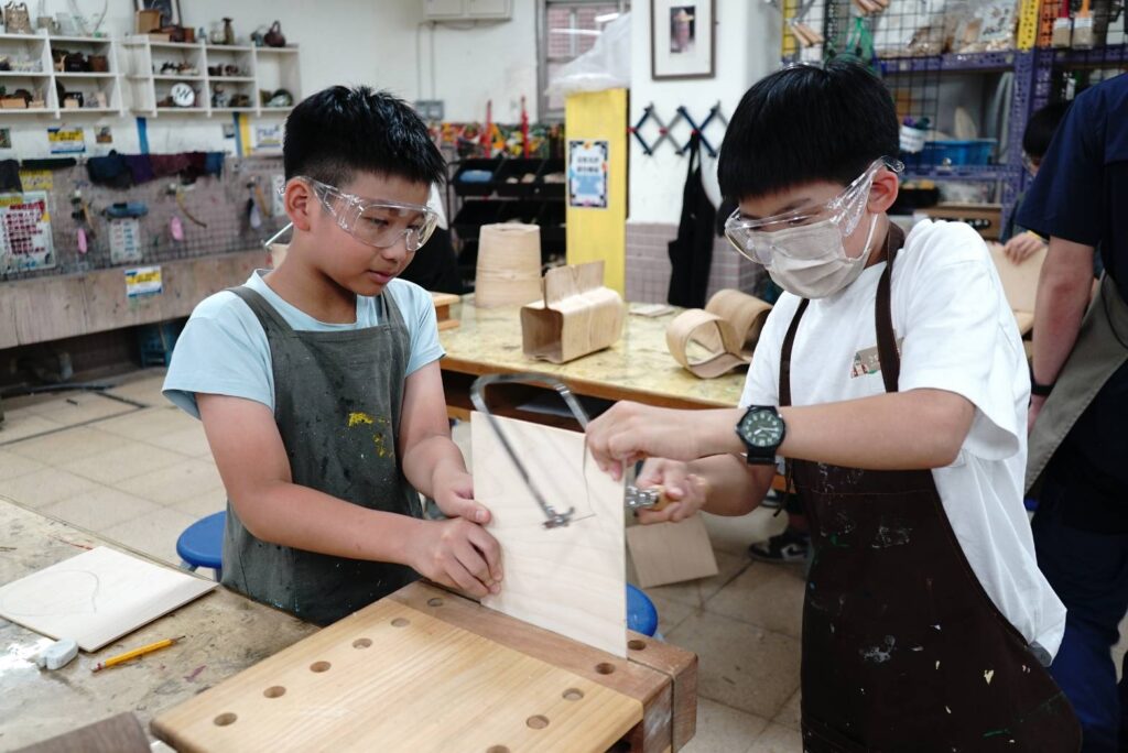 ▲政大實小的小朋友對木工課程極具興趣。（圖/北科大 提供）