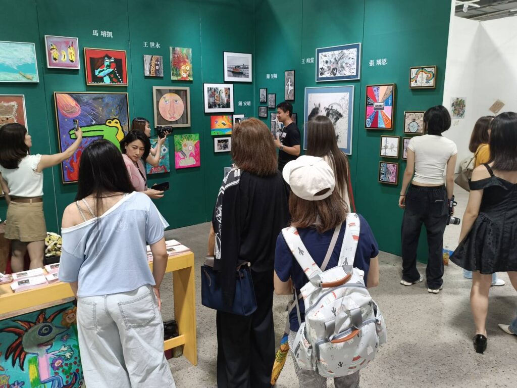 ▲開幕式的觀展人潮,交流顯得相當熱絡。(記者 辛澎祥/攝)