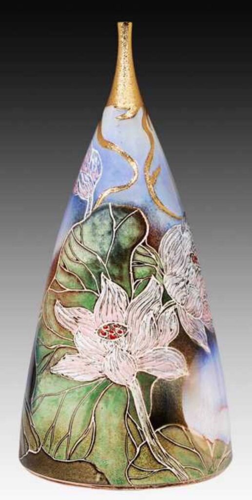 ▲楊企霞彩瓷作品「香遠益清」 ,筆觸所呈現的畫境,令觀者的聆賞眼界圓融且快意。(圖/楊企霞 提供)
