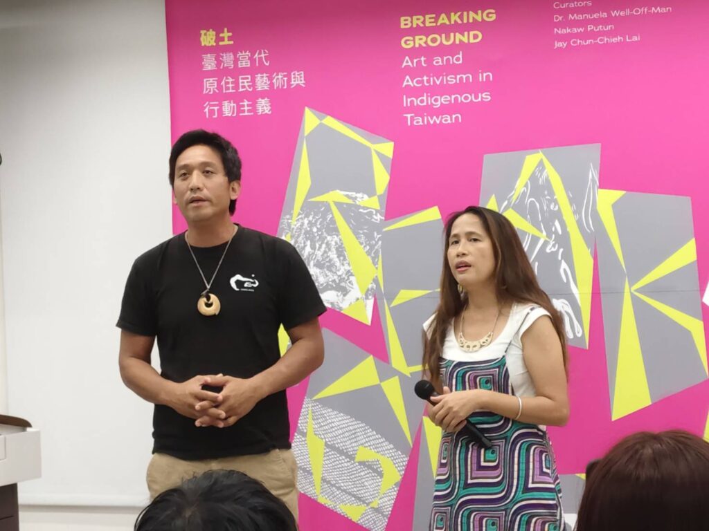 策展人那高．卜沌（右）與參展藝術家現場高歌， 展現出原住民族深厚的文化底蘊與藝術才華。（記者 陳安婷/攝）