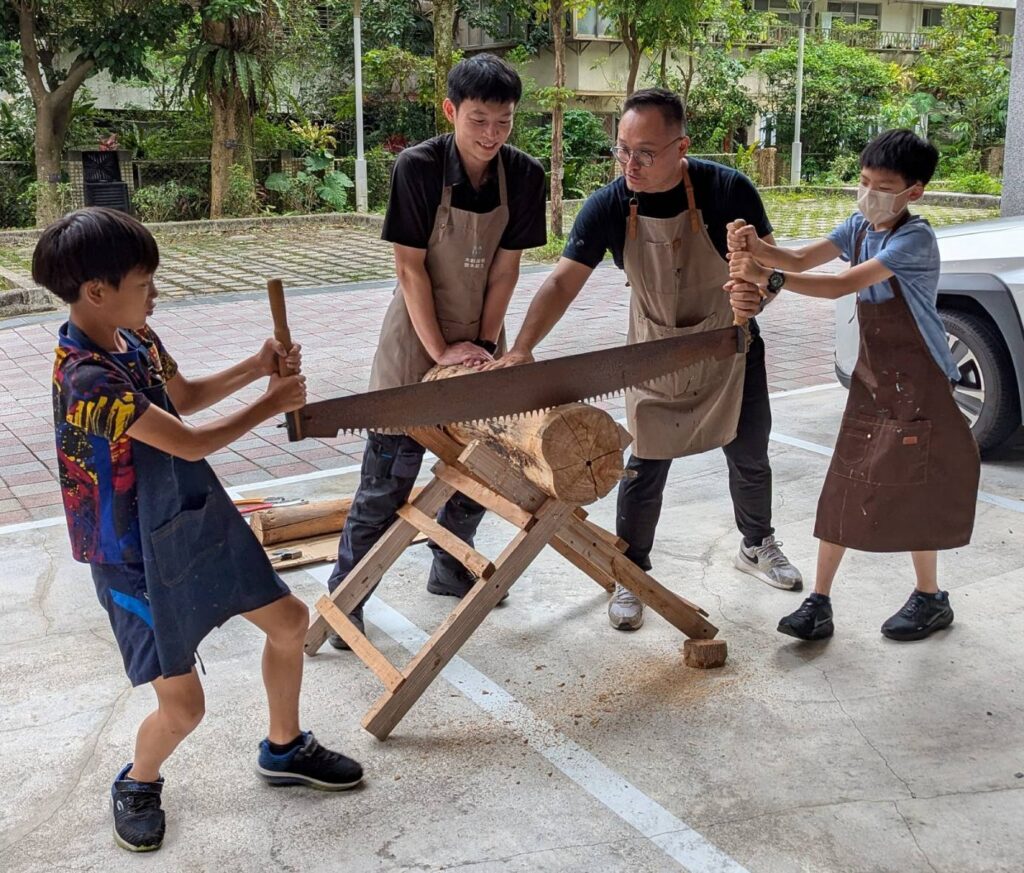 ▲北科大與政大實小在木工技藝上展現合作默契。（圖/北科大 提供）