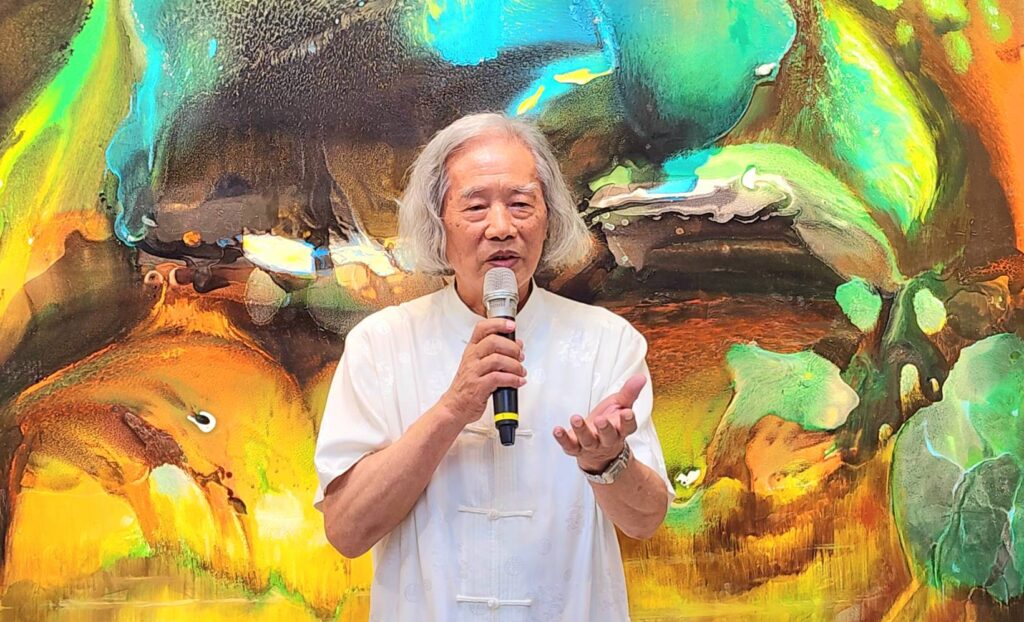 ▲油畫家詹阿水老師的八十創作個展，在開幕式上他侃侃而談創作理念與作品的創新手法，令人印象深刻。（記者 詹佳綺/攝）