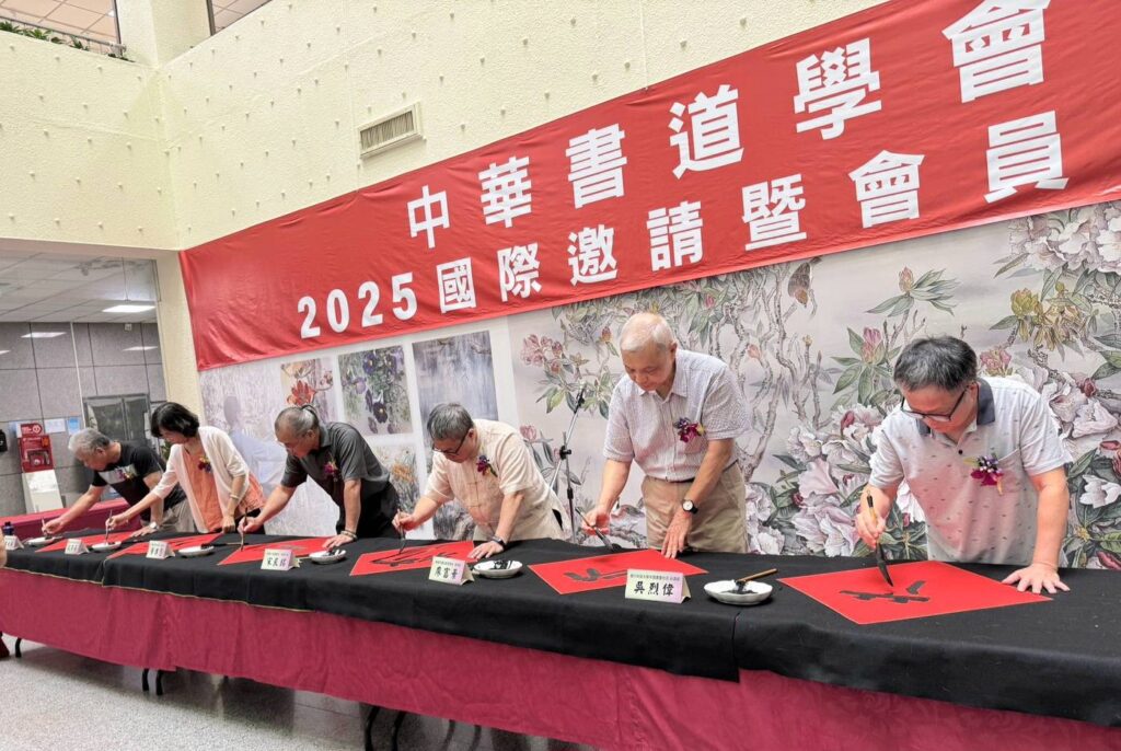 ▲開幕式後的書法家現場揮毫活動,場面熱烈,帶動了現場炙熱的藝文氣氛。(記者 辛澎祥/攝)