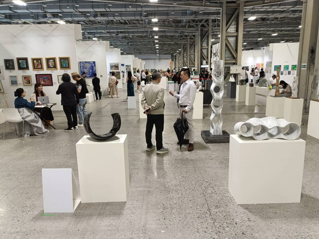 ▲主辦單位設計規畫的三維空間展出形式,呈現寬廣合宜的觀展心境,甚得好評。(記者 辛澎祥/攝)