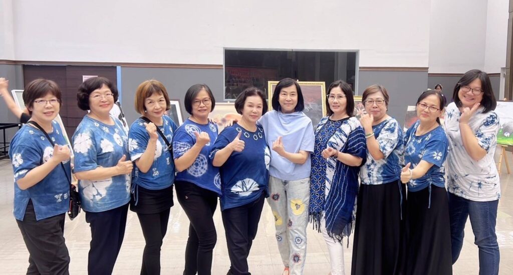 ▲臺中市春天女性成長協會,在這次新住民二代論壇活動中扮演重要與支柱形的角色,中為主辦單位之一的壹元書院院長賴慕芬老師。(圖/賴慕芬 提供)
