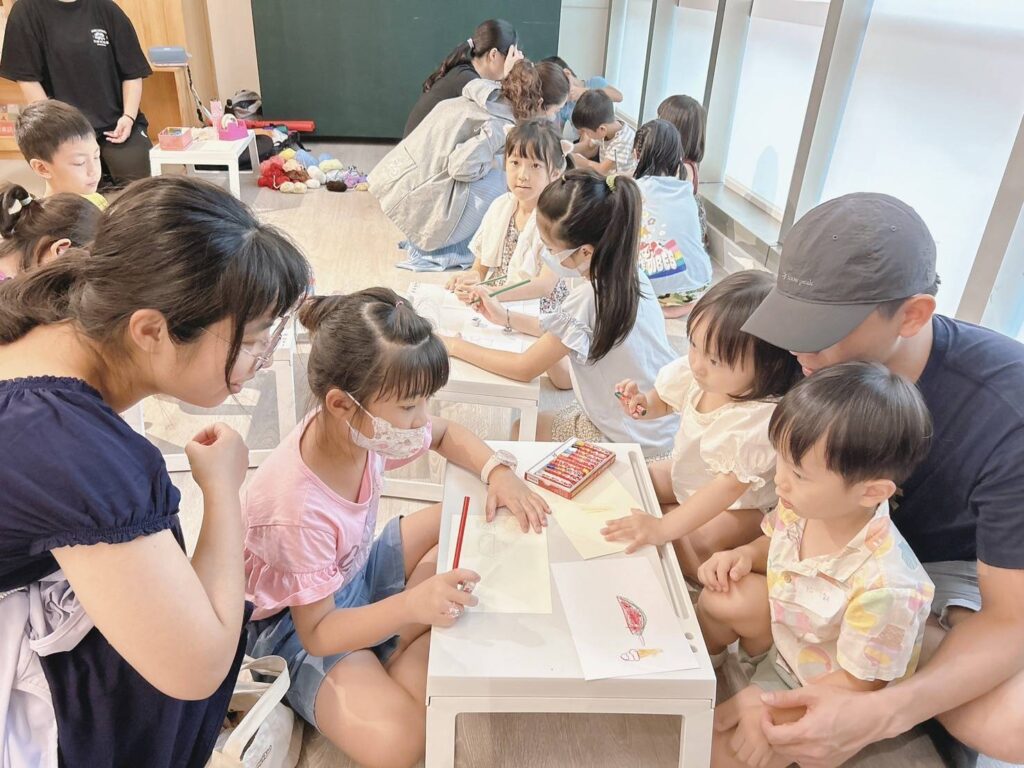 ▲暑假期間，家長帶著小朋友參加臺文館活動，顯得興致高昂。（圖/臺文館 提供）