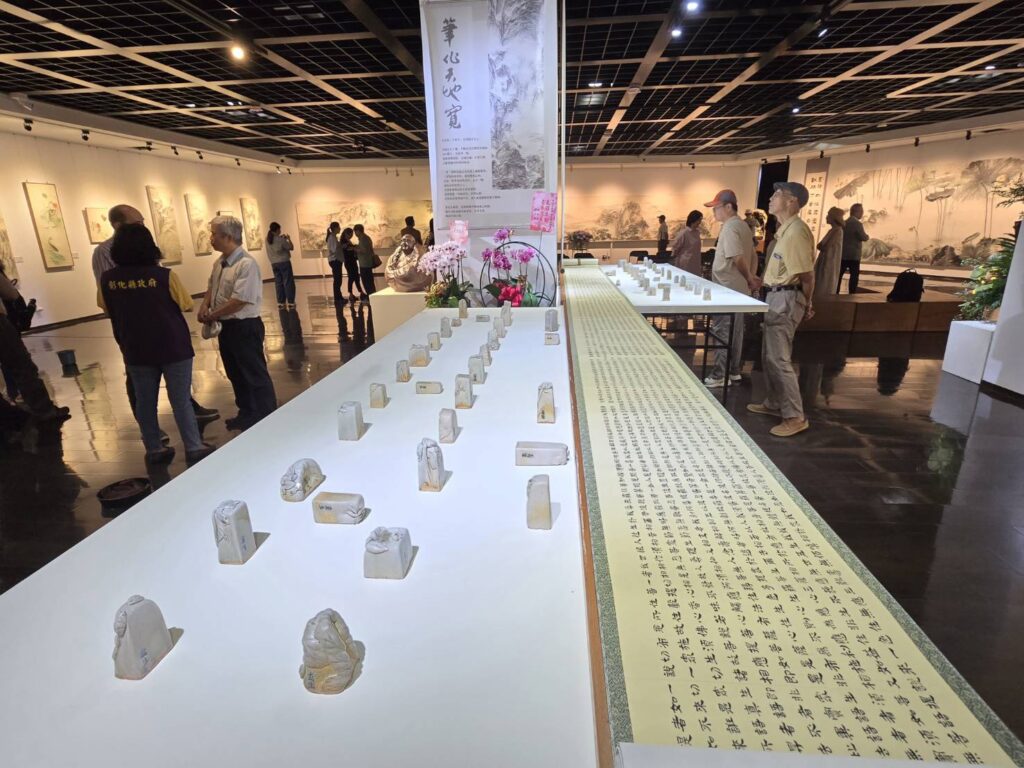 ▲林文嶽老師的篆刻與56方印,在金剛經經文的巨面書體表現下,展露出林老師在多元創作領域的技藝與成就。(記者 詹佳綺/攝)