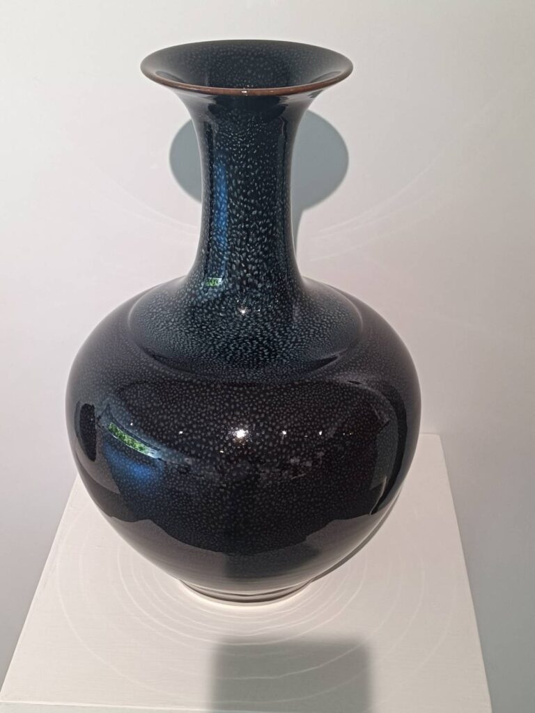 ▲藉由高溫炙燒的作品，呈現出高難度的肌理紋路，也為釉色的細膩度呈現質美的作品型體。（記者 辛澎祥/攝）