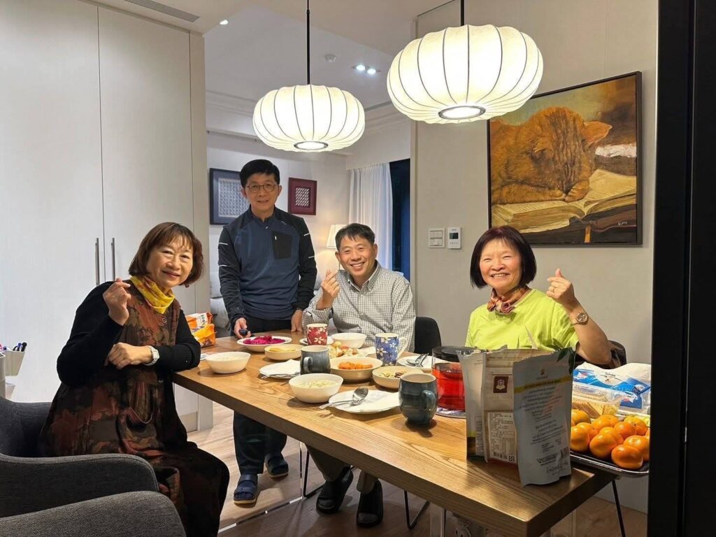 ▲呂瓊慧的畫作掛在她牧師夫婦家中最顯眼的位置,是所有親友來訪時一定要分享的感謝上帝故事。(圖/呂安恬 提供)