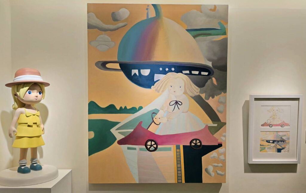 ▲Cindy 在作品「雲端綠境」中駕駛一輛飛行車,穿梭於未知的空間之中,展現人們對突破限制探索未來的渴望,Cindy自我角色的設計饒富趣味。(記者 詹佳綺/攝)
