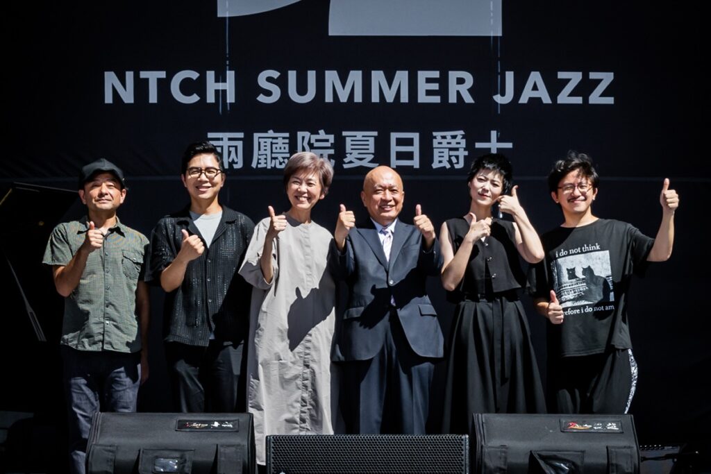 （左起）東京中央線大竹研、鋼琴家曾增譯、國家兩廳院藝術總監劉怡汝、台新銀行文化藝術基金會董事長鄭家鐘、歌手曹雅雯、音樂顧問謝明諺於2025兩廳院夏日爵士戶外派對記者會合影。（圖/國家兩廳院提供，攝影：Gelée Lai）