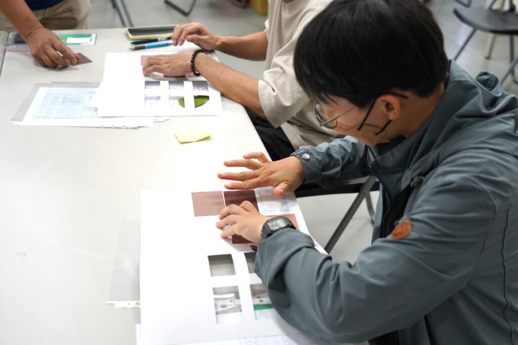 工作營學員運用不同媒染完成的月桃染色樣布製作色票。（圖/纖維工藝博物館提供）
