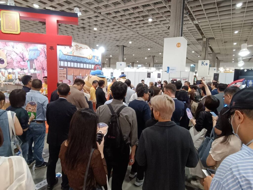 ▲出席開幕式的各界貴賓將展場擠得水洩不同,氣氛炙熱。(記者 辛澎祥/攝)