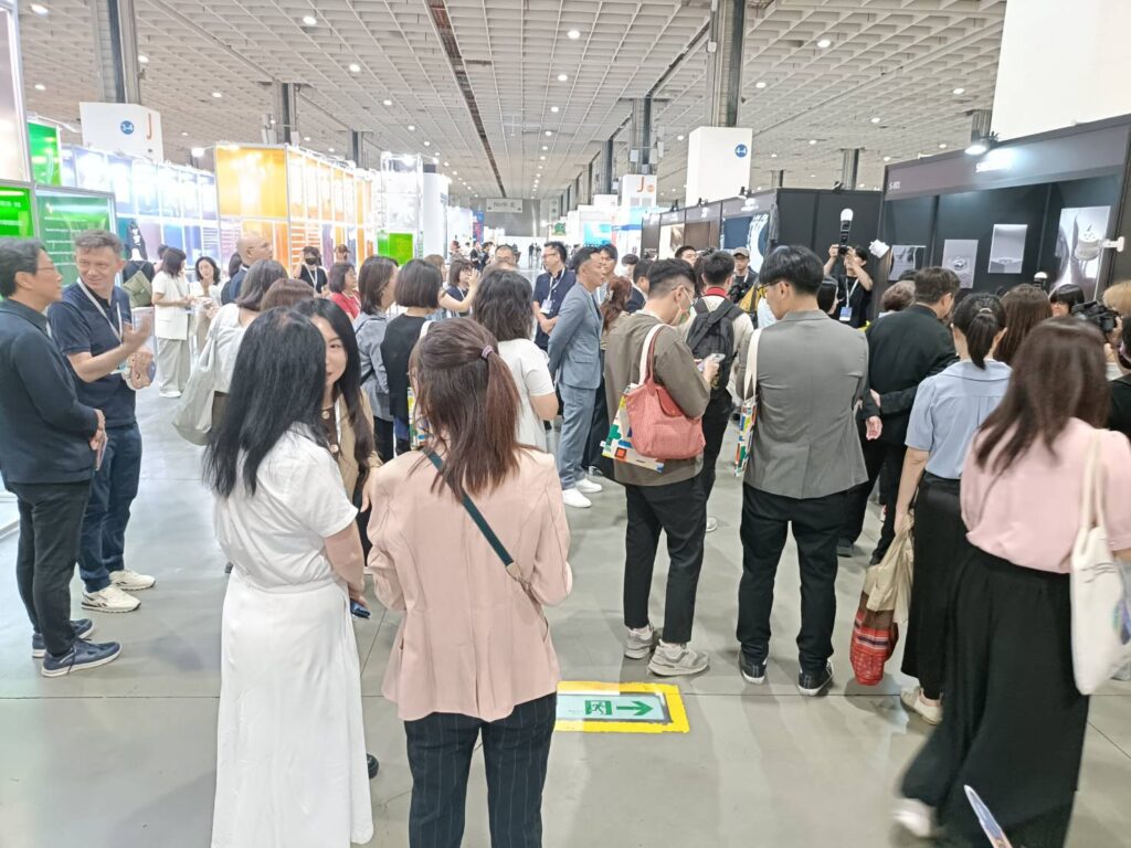 ▲商品區顯然吸引了更多的觀展與消費人潮。(記者 辛澎祥/攝)