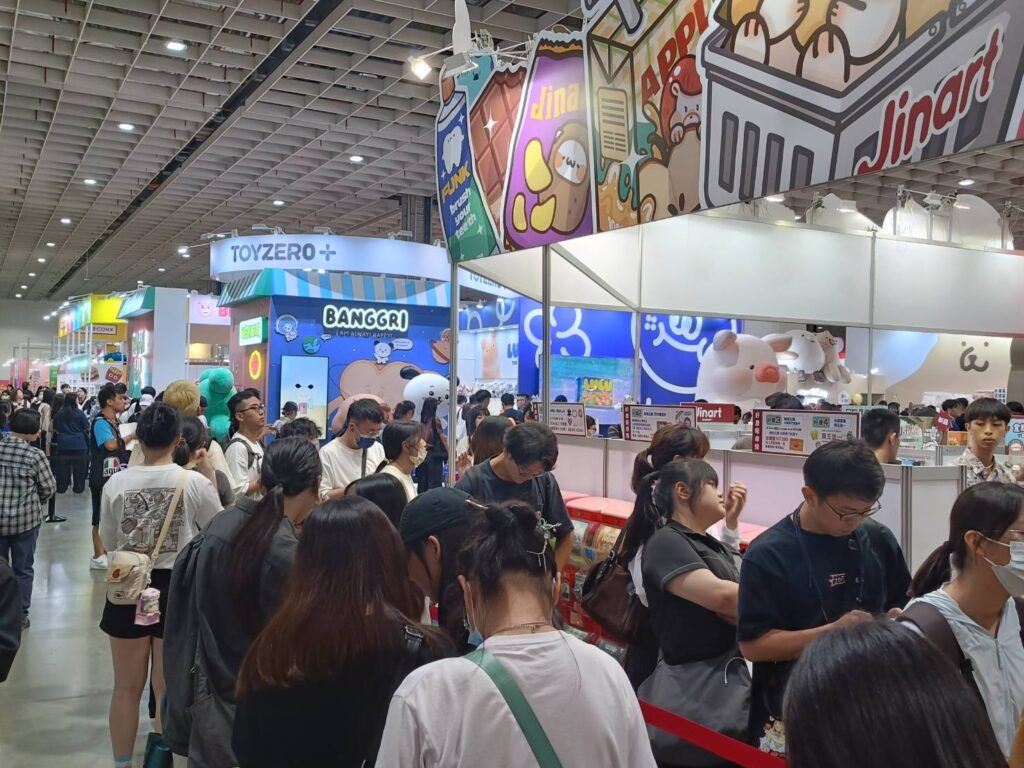 ▲角色IP與產品的市場需求，引來粉絲與民眾的高度興致，交頭熱絡。（記者 辛澎祥/攝）