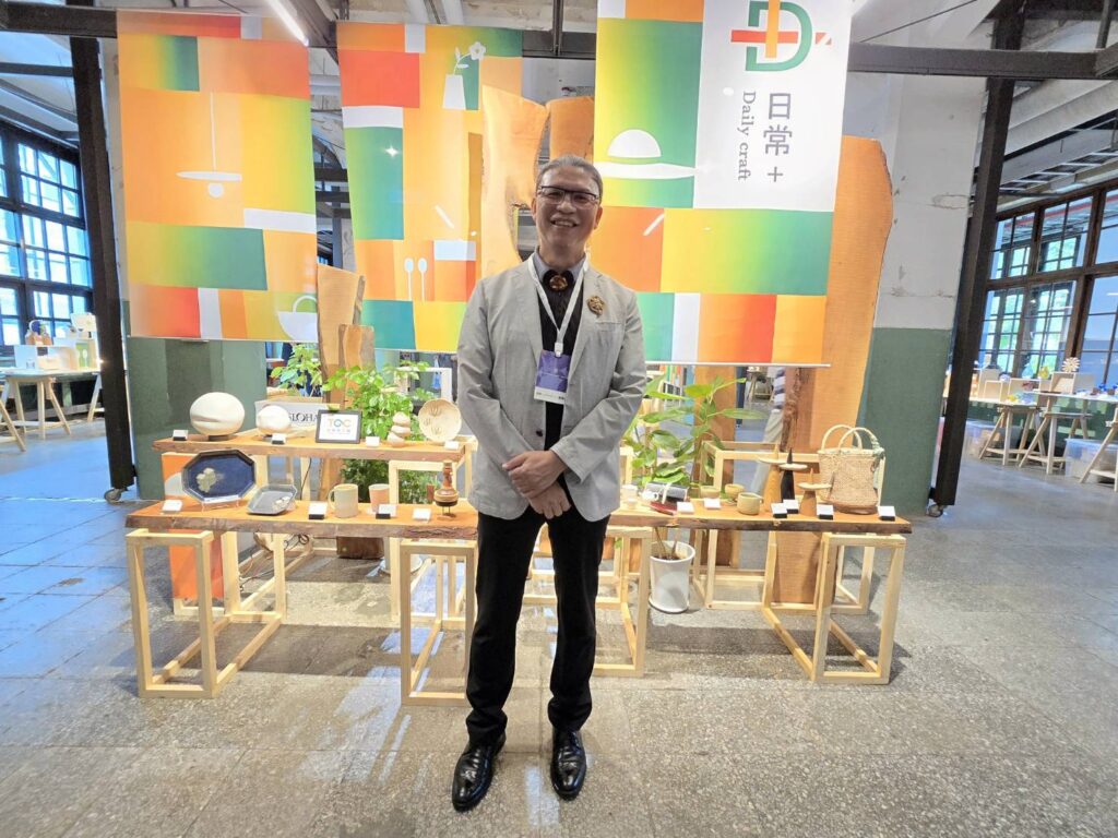 ▲由工藝中心策畫協辦的臺灣文博會，陳殿禮主任在工藝中心邀集的70個工藝品牌所呈現的日常工藝文化質量中展現豐足的臺灣自信。（記者 辛澎祥/攝）