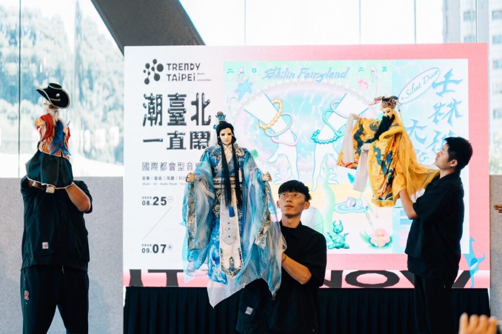 《2025潮臺北：士林仙界大派對》將由蘇俊穎掌中木偶劇團開場，樂神小田田（中）領命為人間帶來快樂。（臺北表演藝術中心提供）