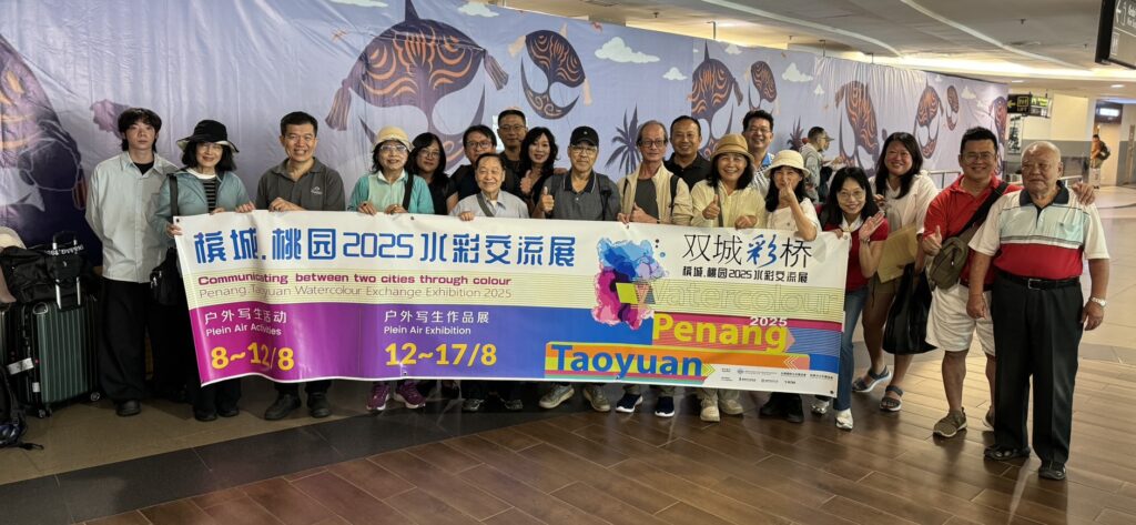 ▲參加「雙城彩橋」交流展的臺灣藝術家們,開心的在展場合影留念。(圖/劉達治 提供)