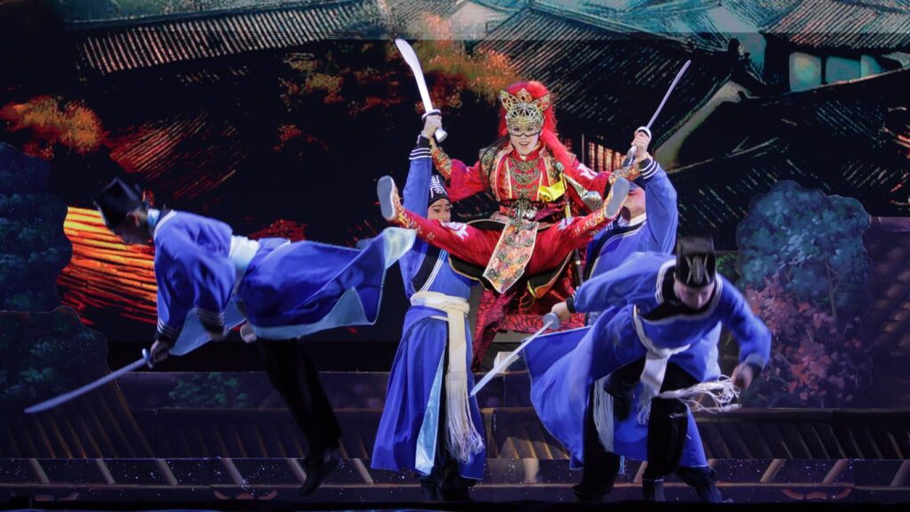 ▲「貓神」的整體演出，呈現了亮麗與豐富的演技內容與百變造型，令觀眾眼界大開。（圖/文化部 提供）