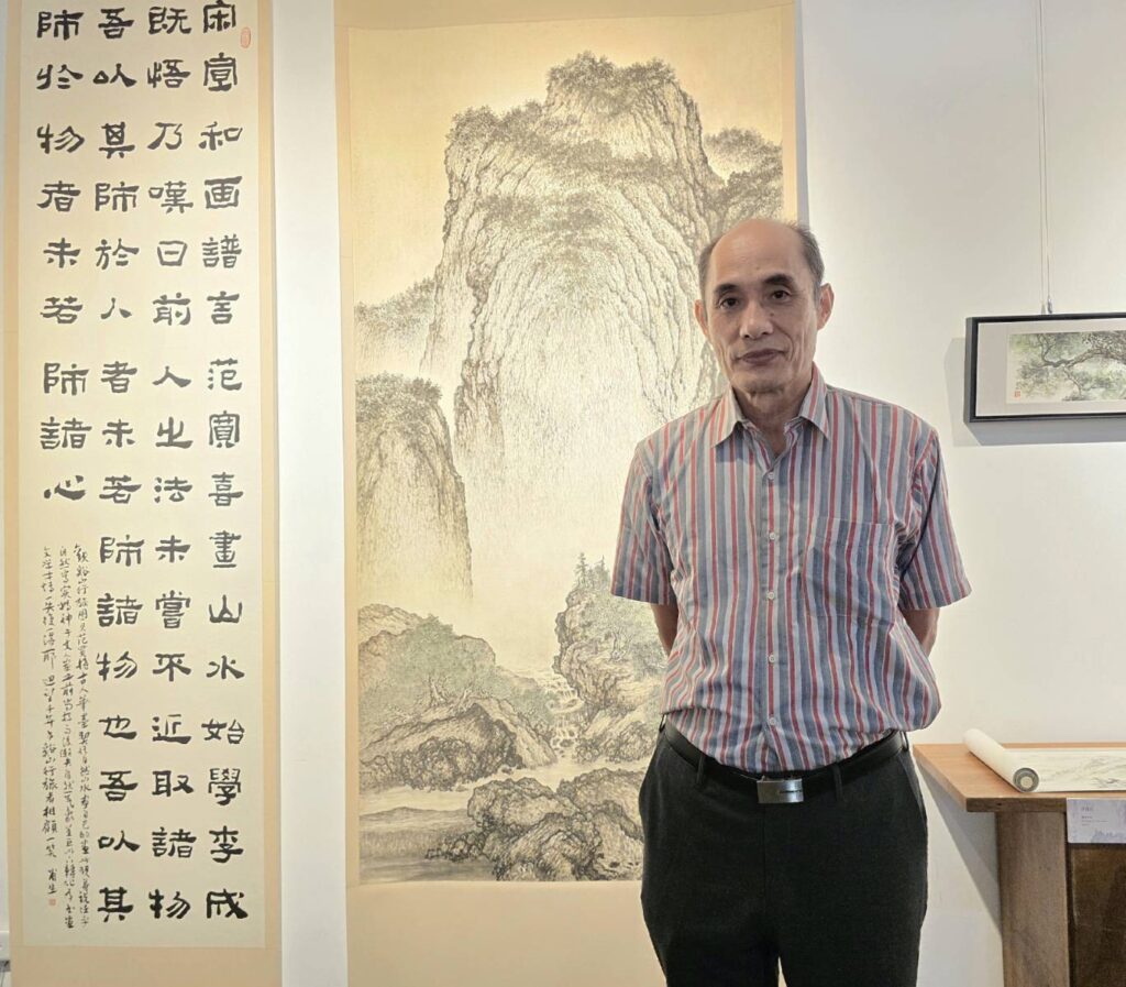 ▲林文嶽老師臨摩宋朝名家范寬的水墨珍品,認為給了他諸多的啟發,在創作的過程中屢以范寬大師為榜,並提昇其個人與藝術風格的層次,獲益匪淺。(記者 詹佳綺/攝)