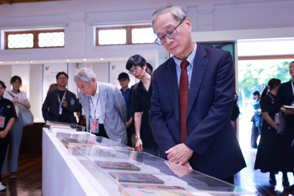 ▲臺日貴賓在策展單位的導覽下,深刻觀賞展出中的重要出版物與文獻。(圖/文化部 提供)