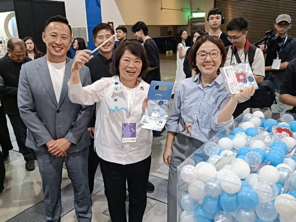 ▲嘉義市長黃惠敏(中)與文化部次長王時思(右)在IP攤位玩開了,顯得興致盎然。(記者 辛澎祥/攝)
