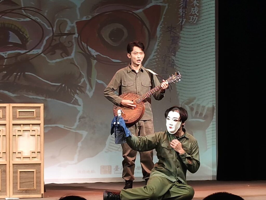 義興閣掌中劇團《英雄製造》探討革命英雄的各種版本人生「套路」。(右起：主演暨音樂設計王凱生、演員洪健藏) 。（記者陳安婷/攝）