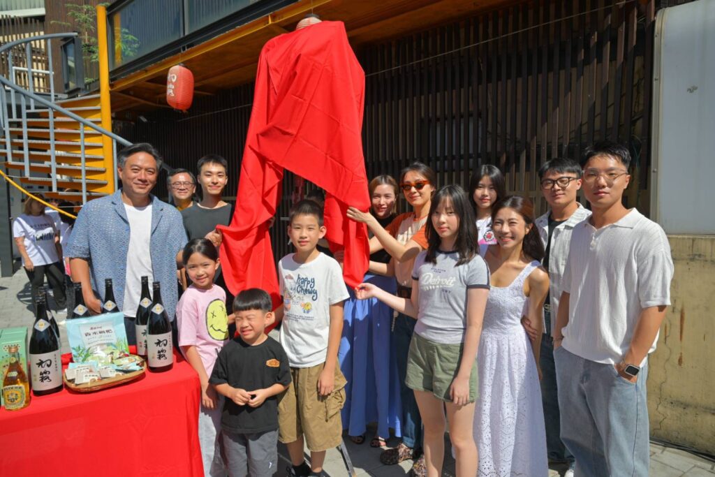 《星空下的鋼琴手》日前在台中霧峰舉行盛大開鏡儀式,演員齊聚一堂。(圖/一念間電影提供)