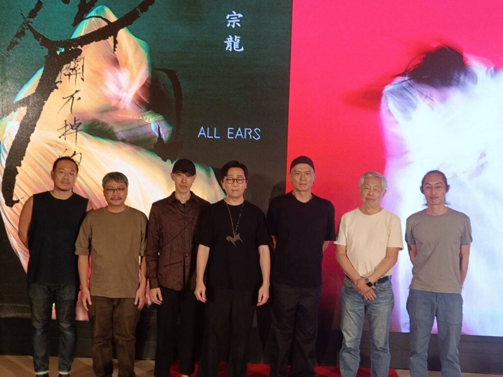 ▲「關不掉的耳朵」的幕後特效與製作班底，與雲門總監鄭宗龍（右三）合影留念。（記者 辛澎祥/攝）