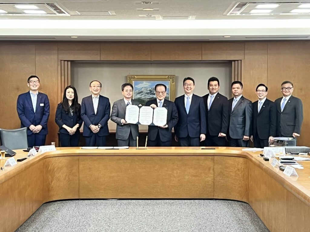▲臺日兩方出席簽署合作備忘錄後，雙方代表貴賓開心合影留念。（圖/臺鐵公司 提供）