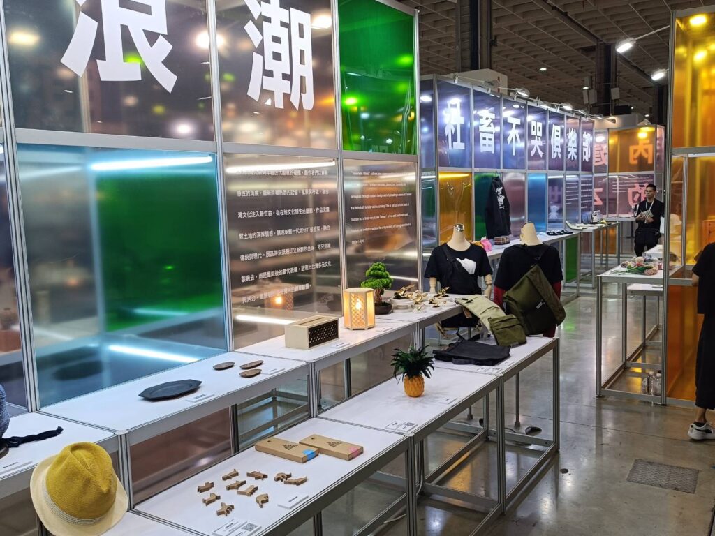 ▲品牌商品呈現出文創細膩的技藝表現。(記者 辛澎祥/攝)