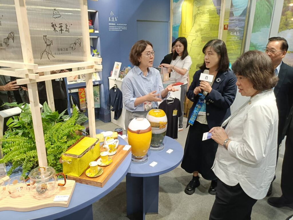 ▲史博館推出的文創商品，受到貴賓們的高度關注與興趣。（記者 辛澎祥/攝）