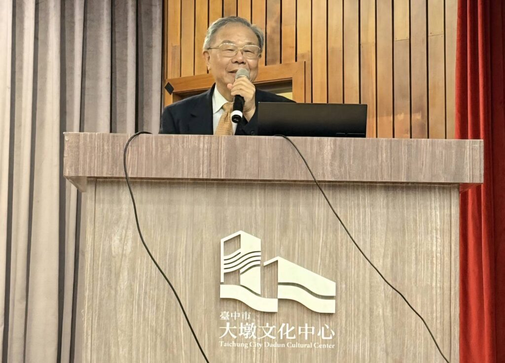 ▲知名書法家也是中華民國書學會會長的淡江大學張炳煌教授，在台中大墩藝術中心的主題演講，受到書界與民眾的熱烈歡迎。（圖/張炳煌 提供）