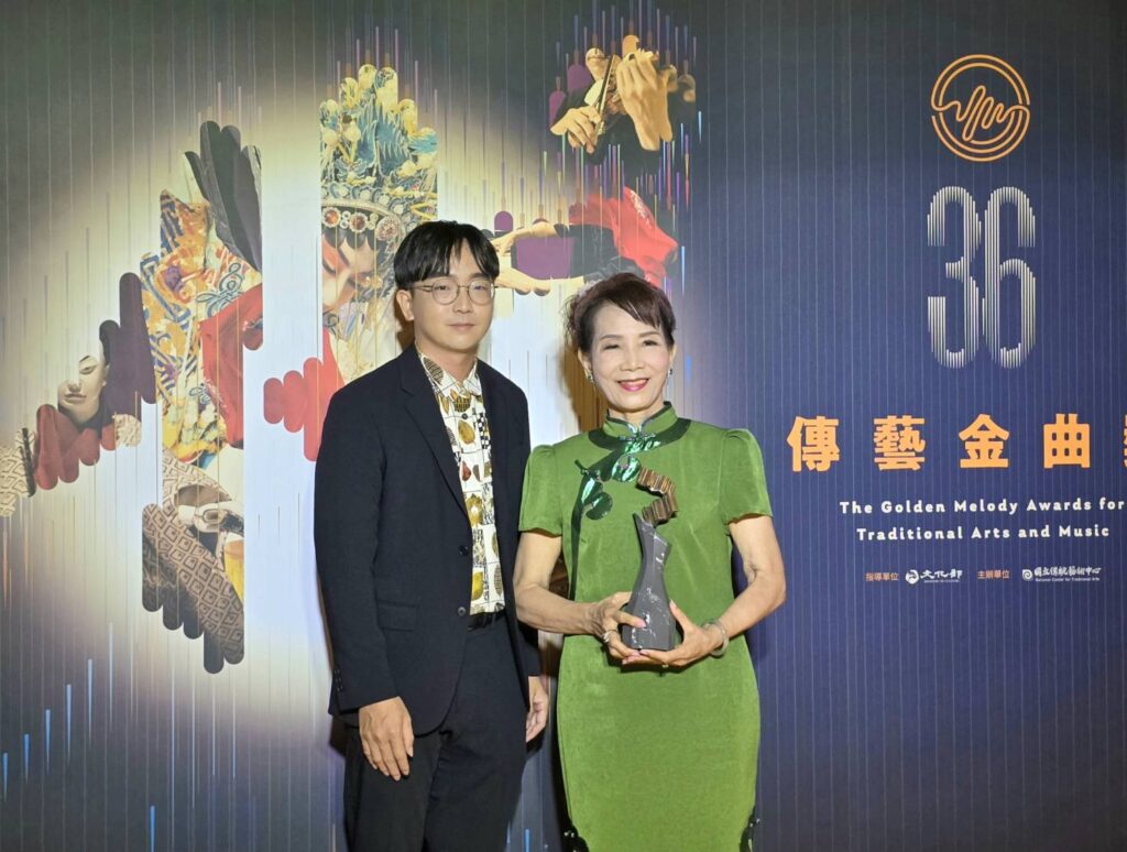 ▲榮獲最佳演唱獎獎項的陳嬿朱老師(右)在她學生的陪同下出席領獎,並說明師承與創作教學的歷承,神情顯得十分愉快。(記者 辛澎祥/攝)