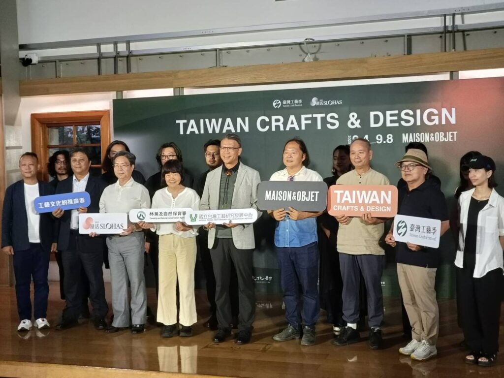 ▲工藝中心主任陳殿禮（中）與各工藝相關協會負責人暨參展工藝設計廠商開心合影，行前的準備妥當展現旺盛企圖心。（記者 辛澎祥/攝）