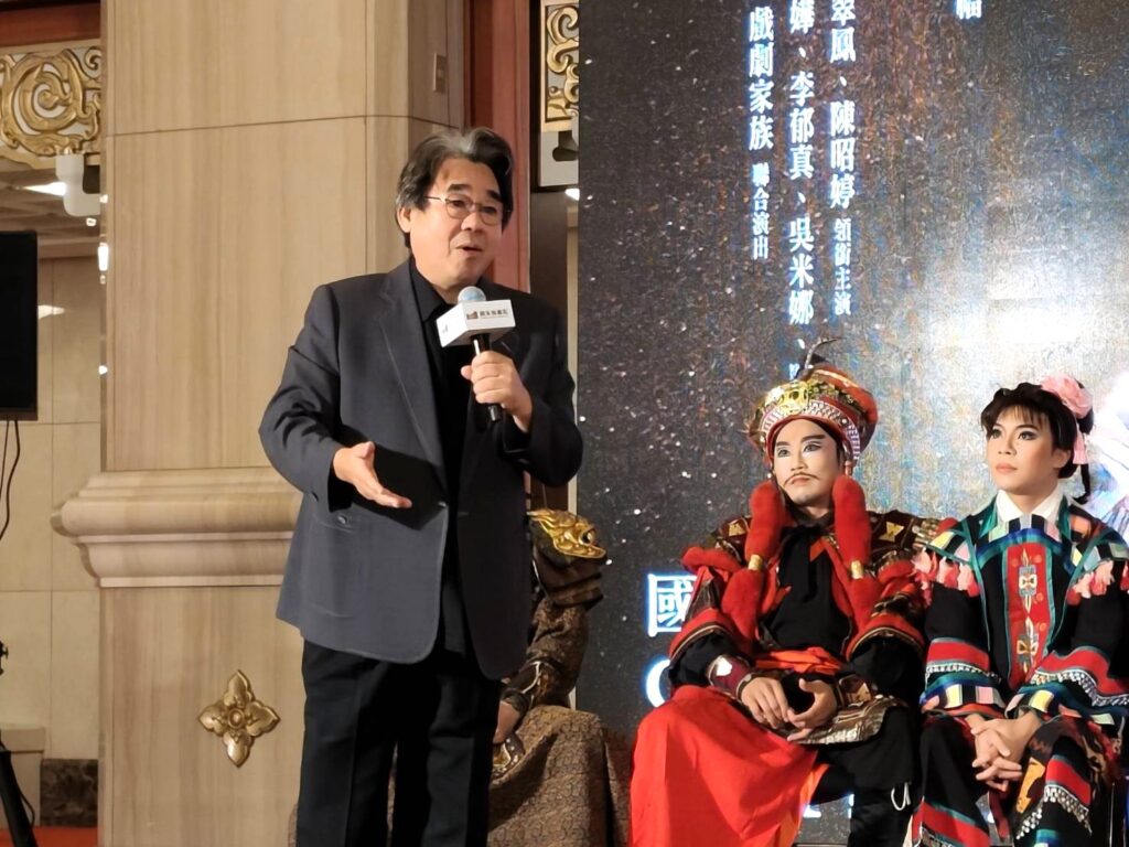 明華園總團長陳勝福訴說《界牌關傳說》的精神。(記者 陳安婷/攝)