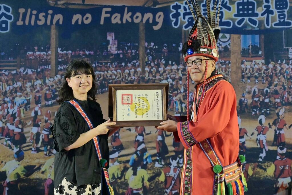 ▲文化部政務次長李靜慧(左)頒授重要民俗「Ilisin no Fakong 」登錄認定證書,由貓公部落頭目高金萬(右)代表授證。(圖/文化部 提供)
