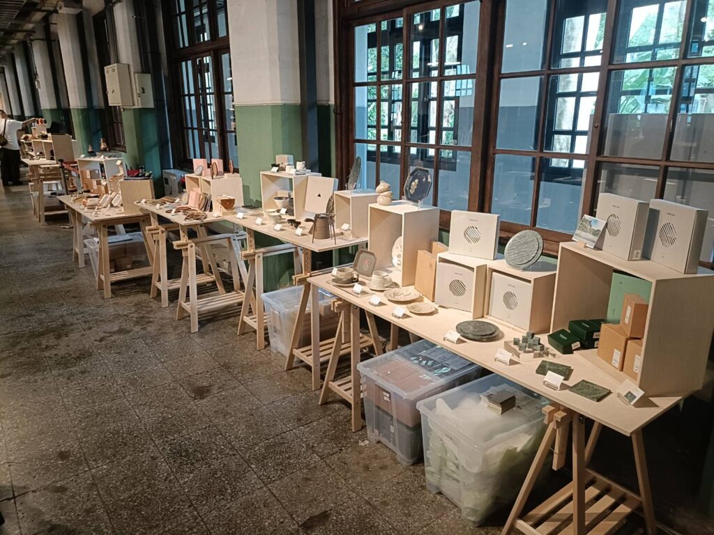 ▲木製工藝品兼具裝飾與實用特質。（記者 辛澎祥/攝）