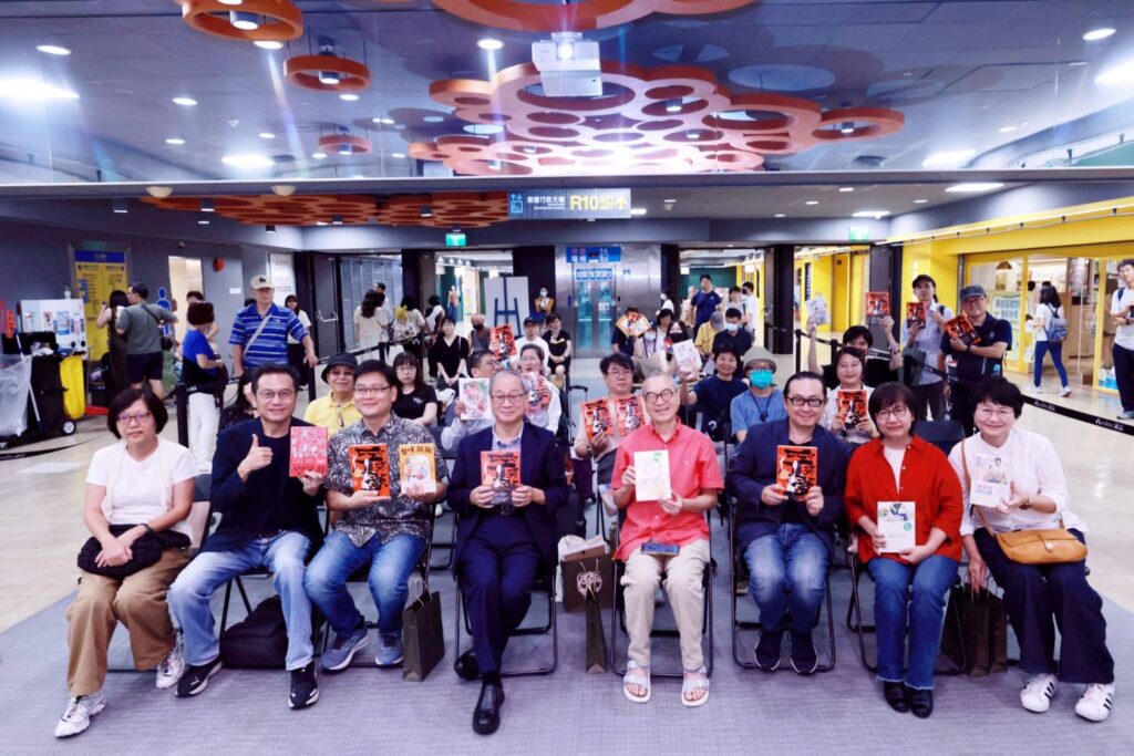 ▲出席活動的貴賓在新書發表會上合影留念。（圖/文化部 提供）