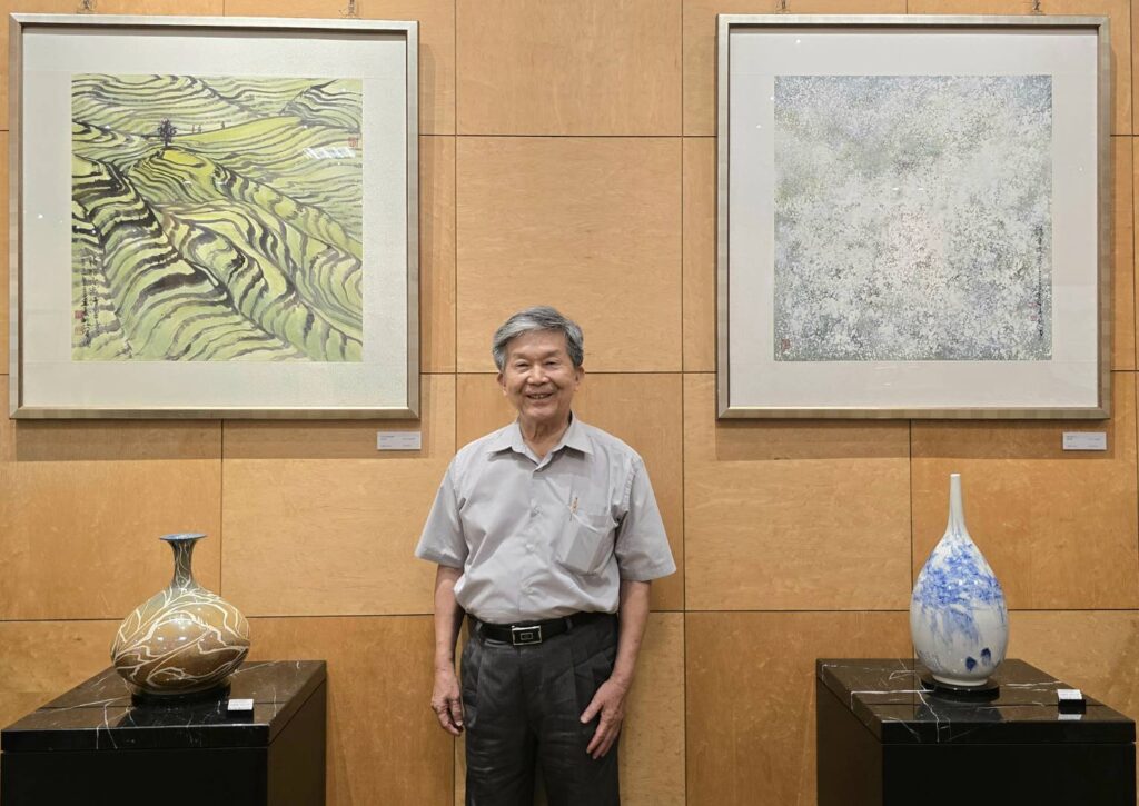 ▲羅振賢教授的彩墨與彩瓷作品的展出，有著平面與立體對應的協調性與眼界美感，身處其間開心暢快。（記者 辛澎祥/攝）