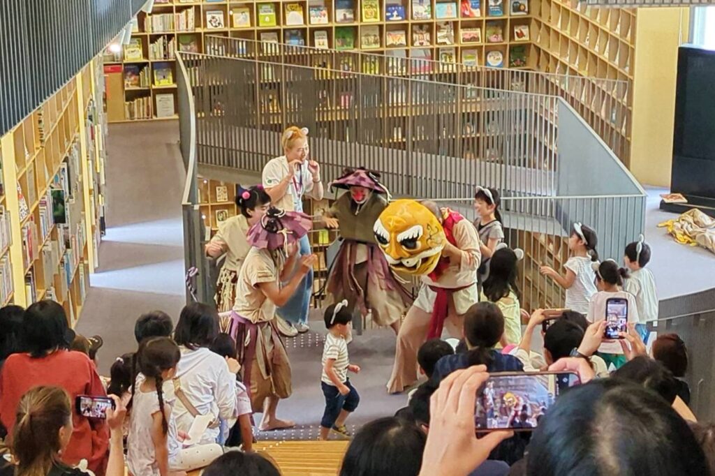 ▲活動進行中引來大小朋友的熱烈參與，與會者興緻高昂。（圖/文化部 提供）