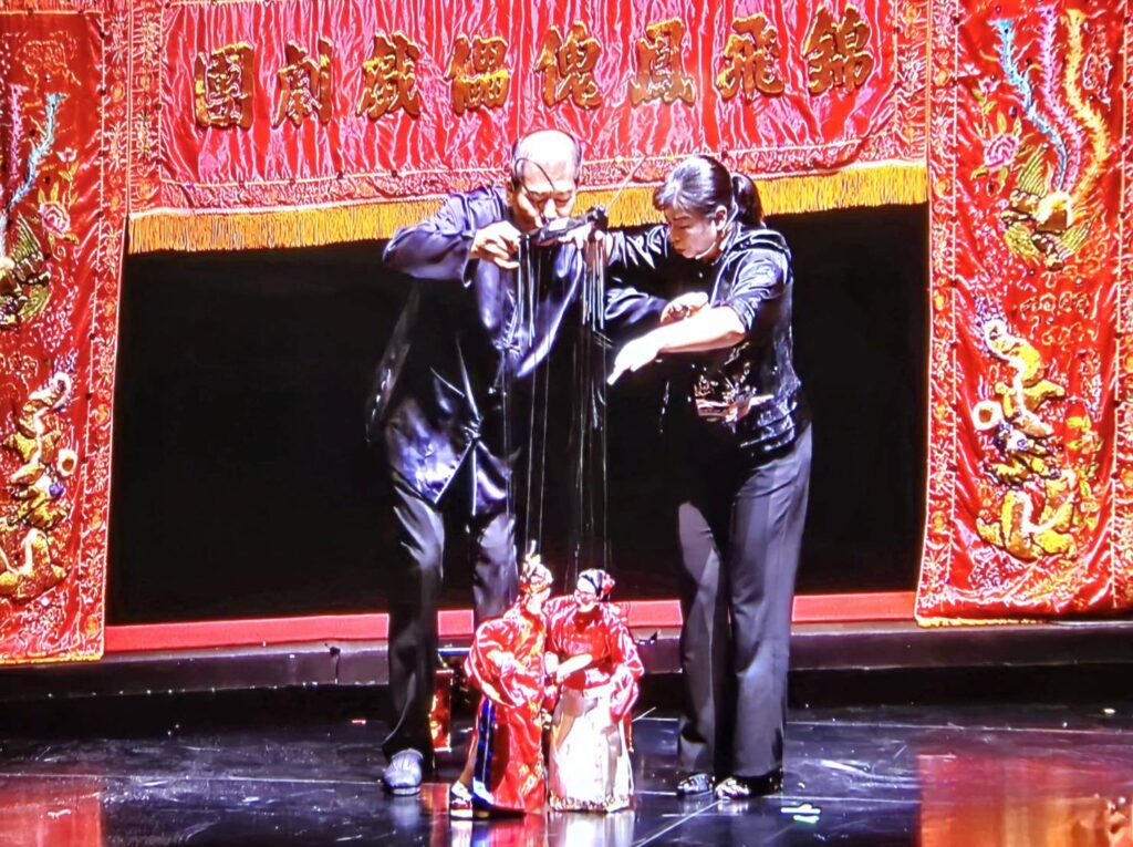 ▲真快樂掌中劇團的表演節目「偶中有你,你中亦有偶」,呈現絕妙演出的質感與趣味,全場爆以正面的掌聲。(記者 辛澎祥/攝)